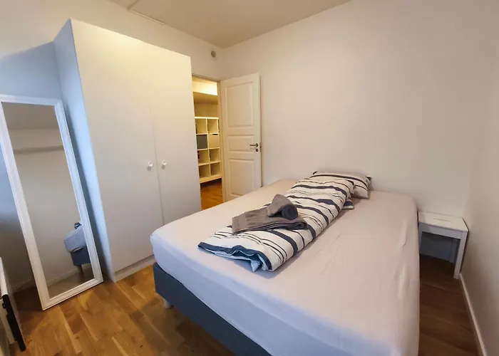 Modern 3-bedroom In - Prime Location Apartment *